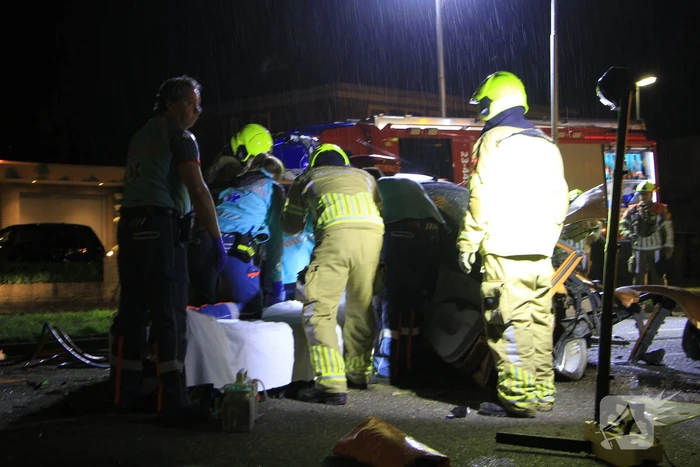 Gewonde bevrijdt na botsing tegen boom