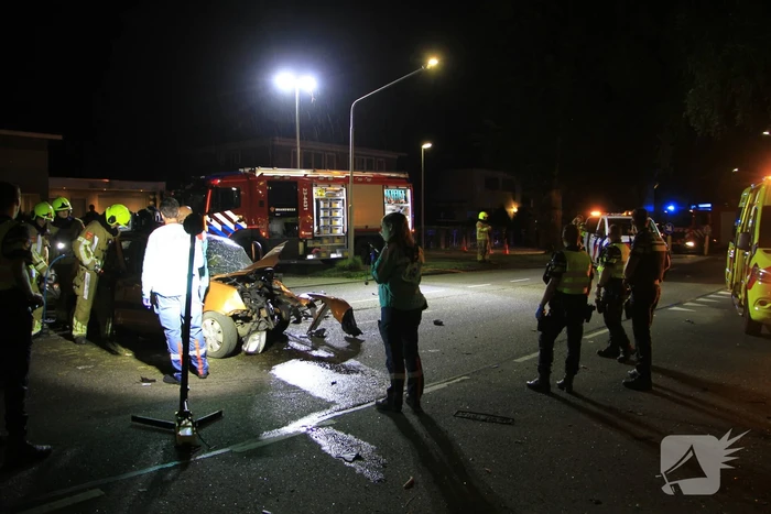 Gewonde bevrijdt na botsing tegen boom
