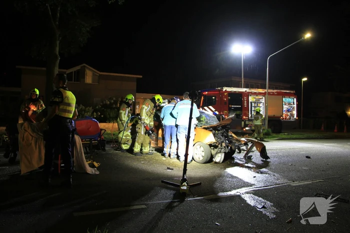 Gewonde bevrijdt na botsing tegen boom