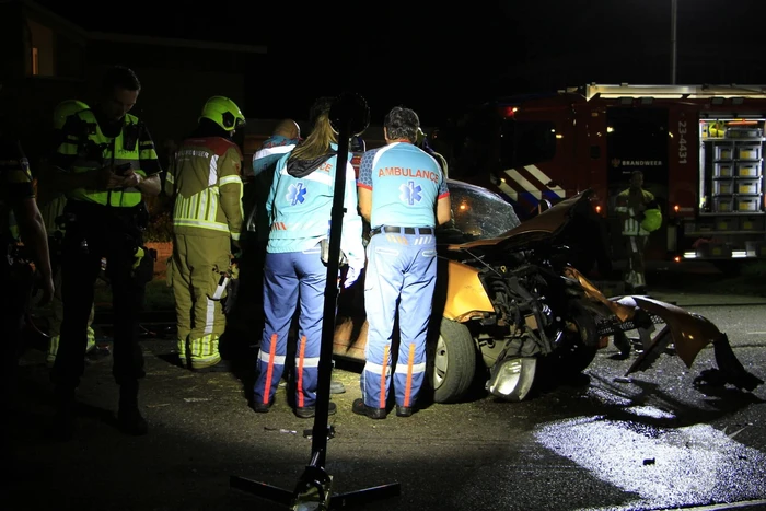 Gewonde bevrijdt na botsing tegen boom