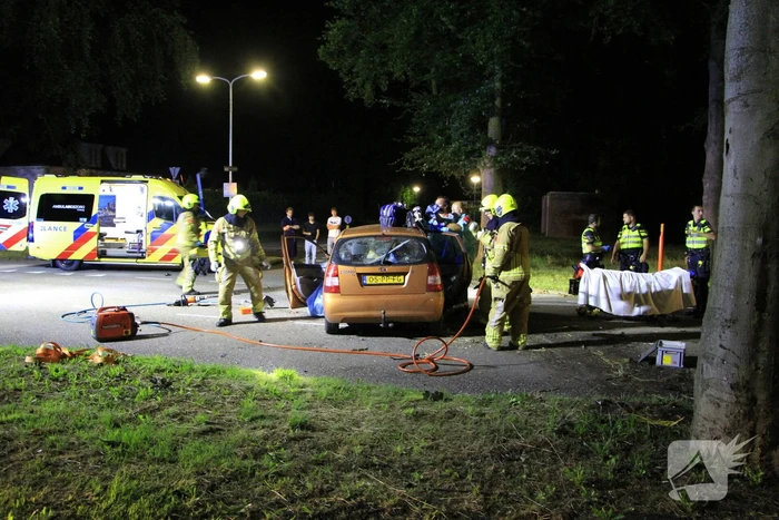 Gewonde bevrijdt na botsing tegen boom
