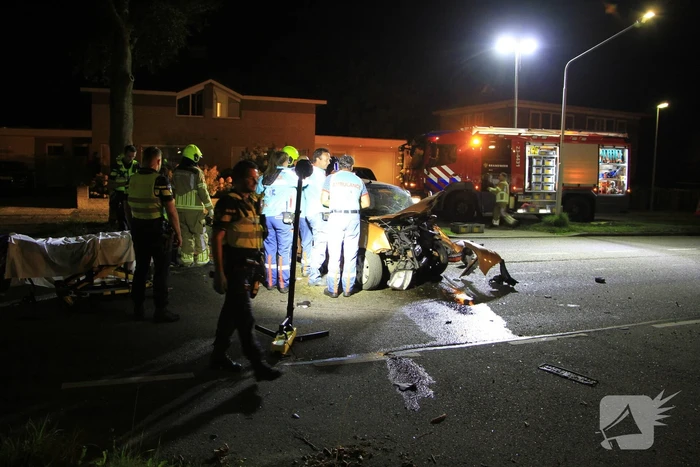 Gewonde bevrijdt na botsing tegen boom