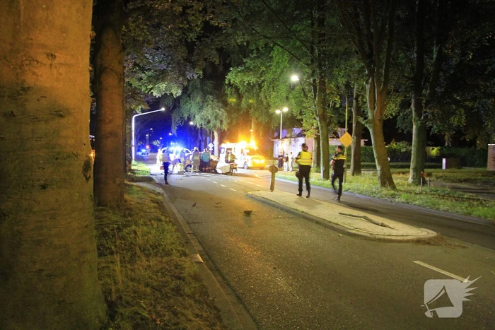 Gewonde bevrijdt na botsing tegen boom