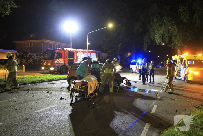 Gewonde bevrijdt na botsing tegen boom
