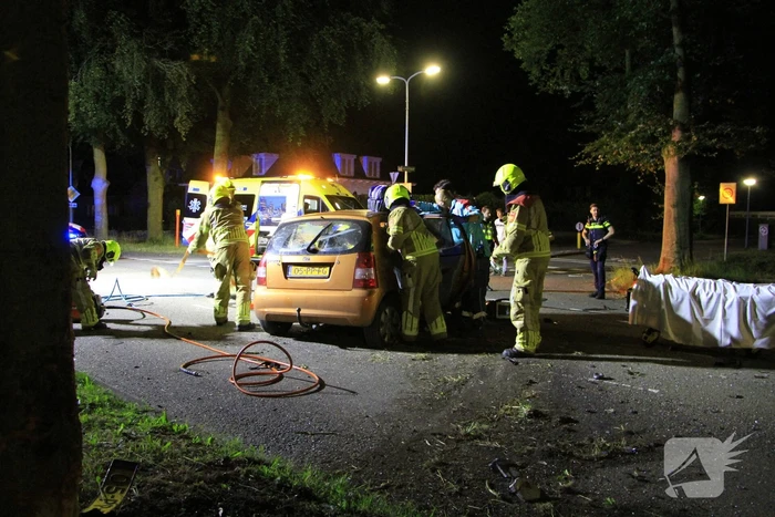 Gewonde bevrijdt na botsing tegen boom