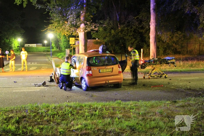 Gewonde bevrijdt na botsing tegen boom