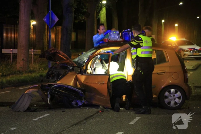 Gewonde bevrijdt na botsing tegen boom