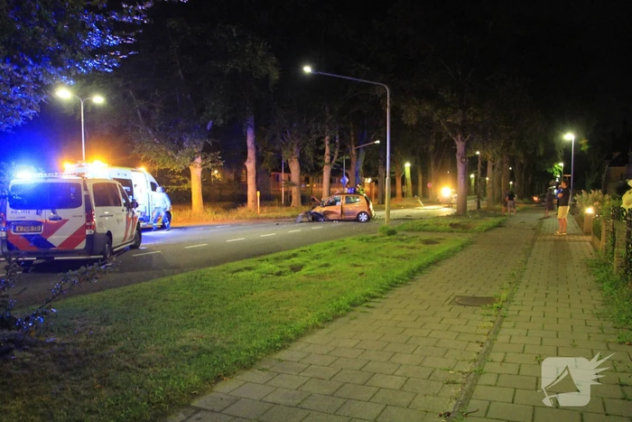 Gewonde bevrijdt na botsing tegen boom