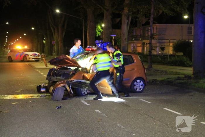 Gewonde bevrijdt na botsing tegen boom
