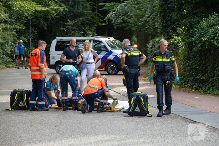 Fietser belandt op wegdek na verkeersongeval
