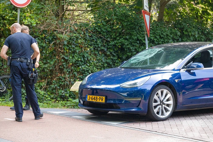 Fietser belandt op wegdek na verkeersongeval