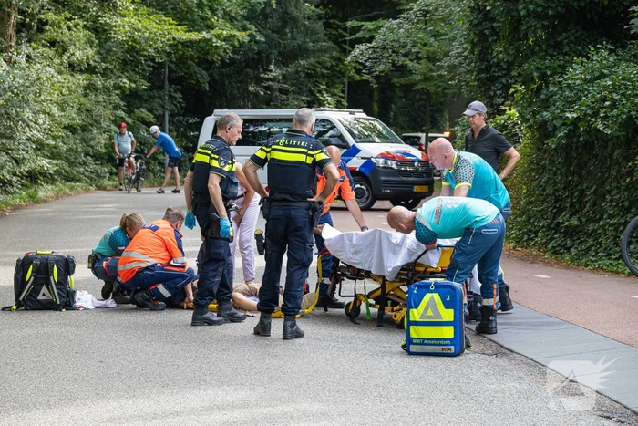 Fietser belandt op wegdek na verkeersongeval