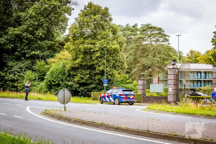 Wielrenners onderuit na botsing met auto