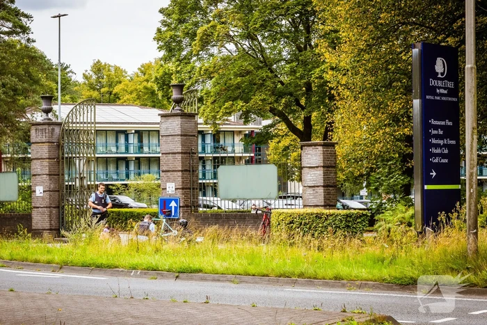 Wielrenners onderuit na botsing met auto