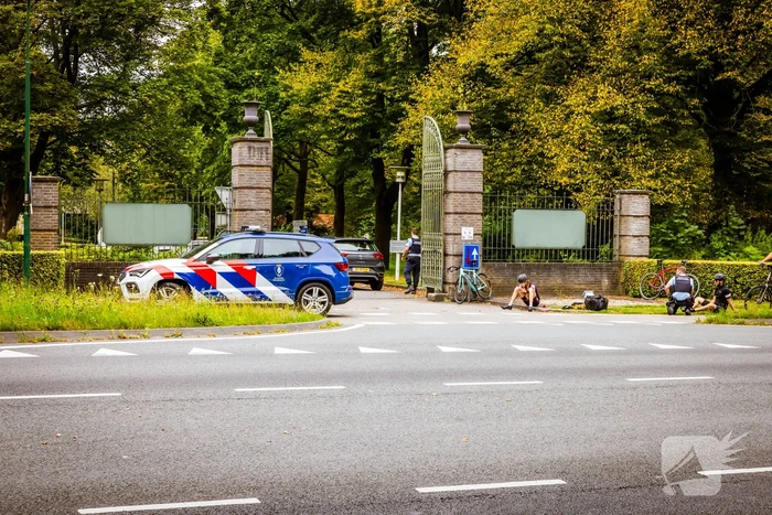 Wielrenners onderuit na botsing met auto