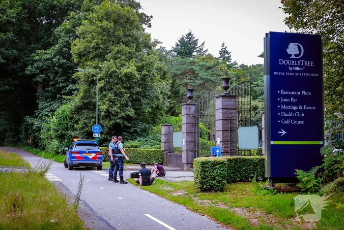 Wielrenners onderuit na botsing met auto