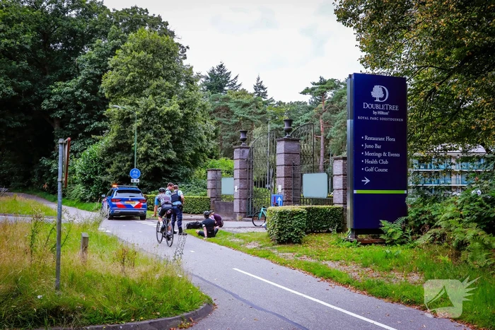 Wielrenners onderuit na botsing met auto