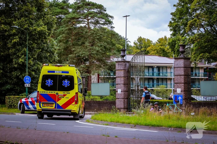 Wielrenners onderuit na botsing met auto