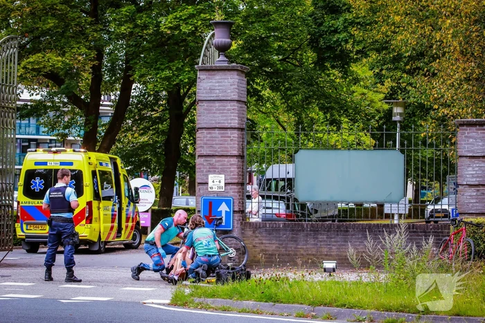 Wielrenners onderuit na botsing met auto