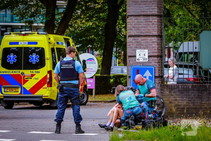 Wielrenners onderuit na botsing met auto