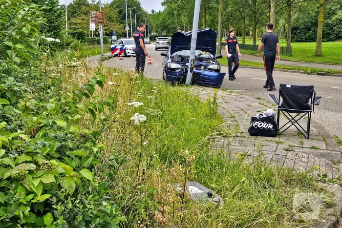 Automobilist klapt op lantaarnpaal naast brandweerkazerne