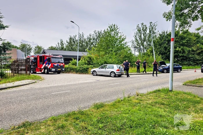 Automobilist klapt op lantaarnpaal naast brandweerkazerne