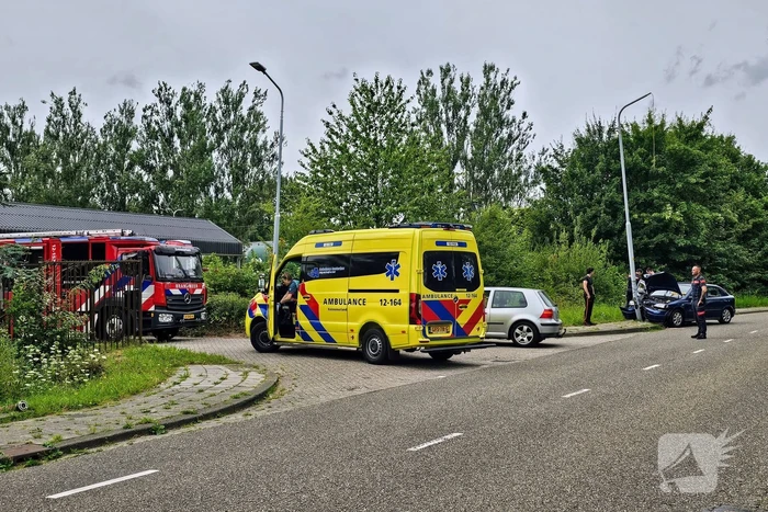 Automobilist klapt op lantaarnpaal naast brandweerkazerne
