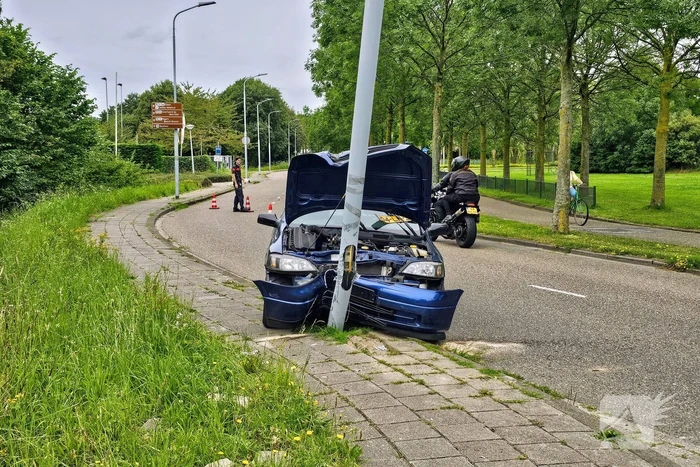 Automobilist klapt op lantaarnpaal naast brandweerkazerne
