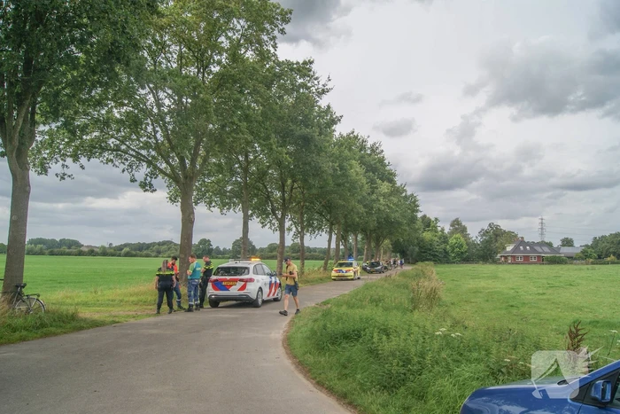 Lesvliegtuig landt in maisveld