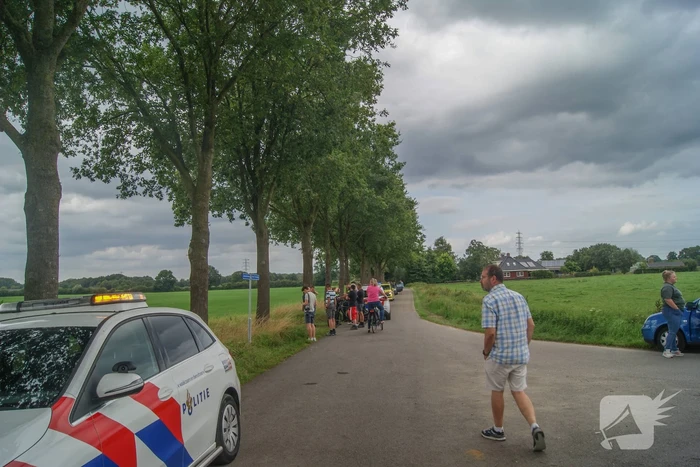 Lesvliegtuig landt in maisveld