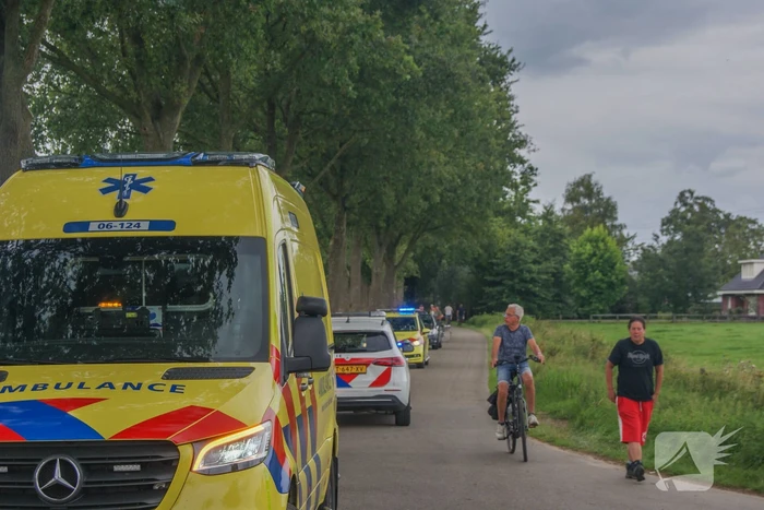 Lesvliegtuig landt in maisveld