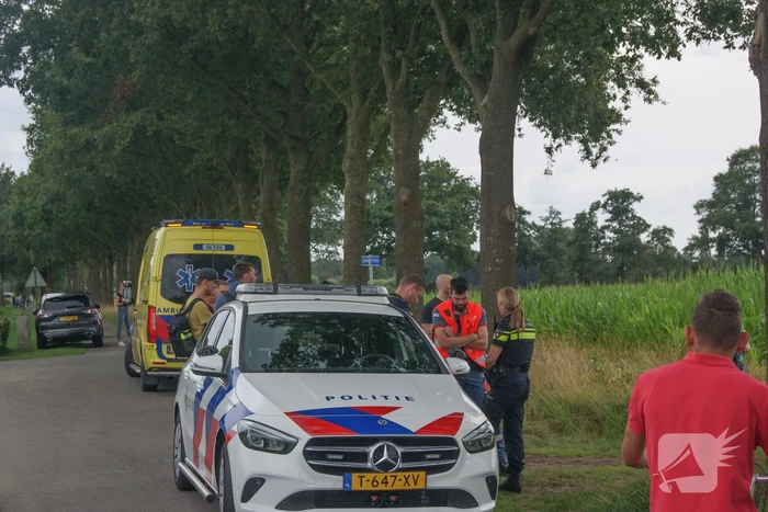 Lesvliegtuig landt in maisveld