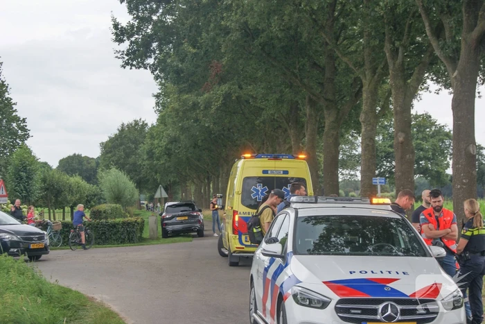 Lesvliegtuig landt in maisveld