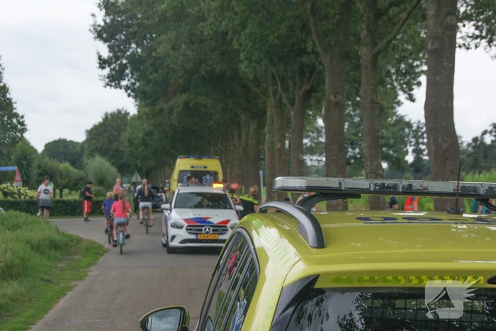 Lesvliegtuig landt in maisveld