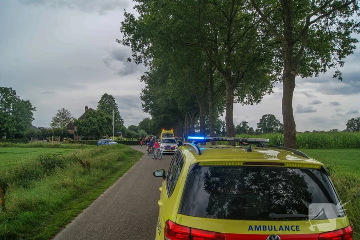 Lesvliegtuig landt in maisveld