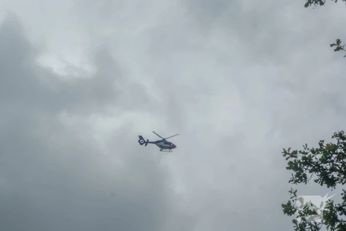 Lesvliegtuig landt in maisveld