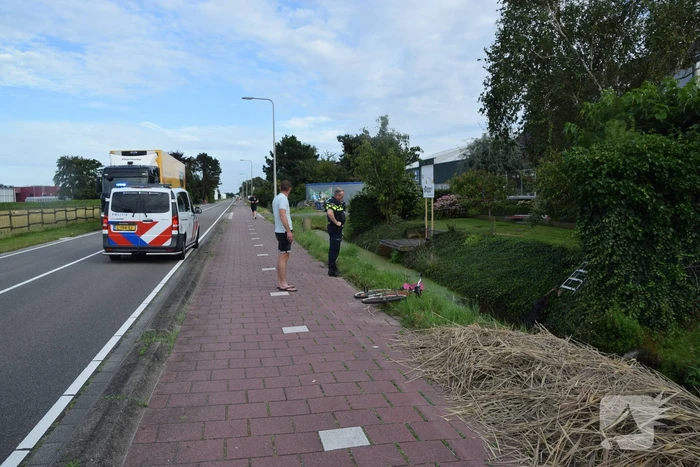 Brandweer haalt fietser uit sloot