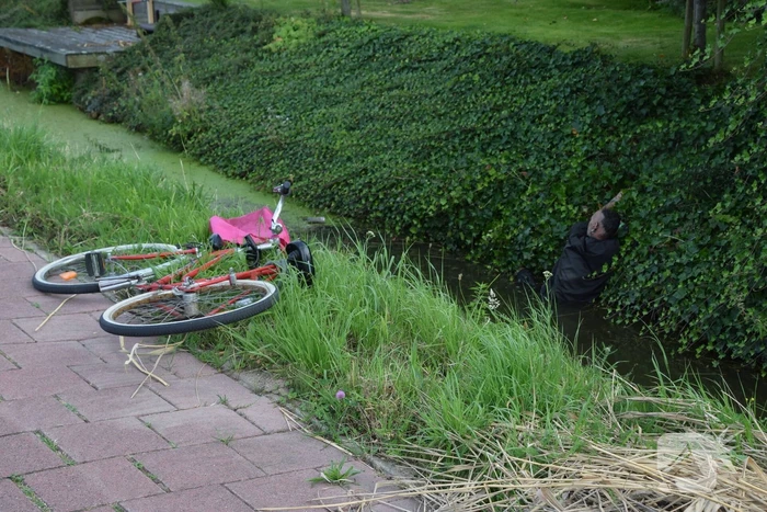 Brandweer haalt fietser uit sloot