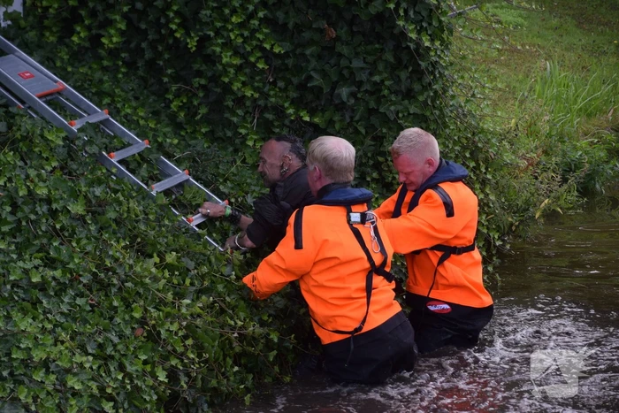 Brandweer haalt fietser uit sloot