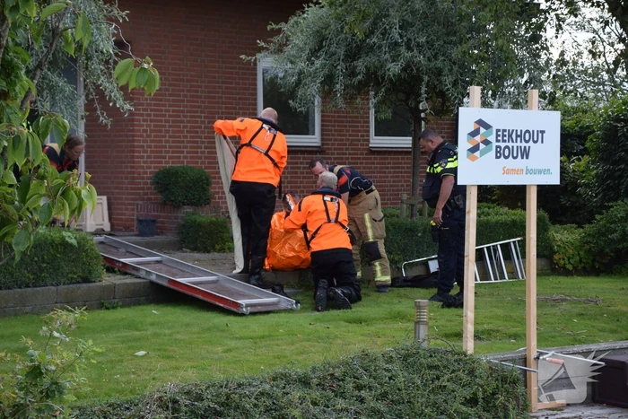 Brandweer haalt fietser uit sloot