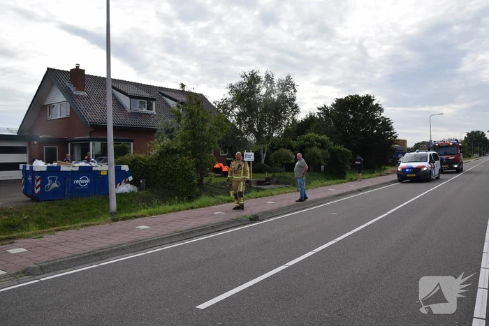 Brandweer haalt fietser uit sloot