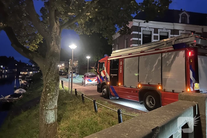 Persoon door brandweer uit water gered
