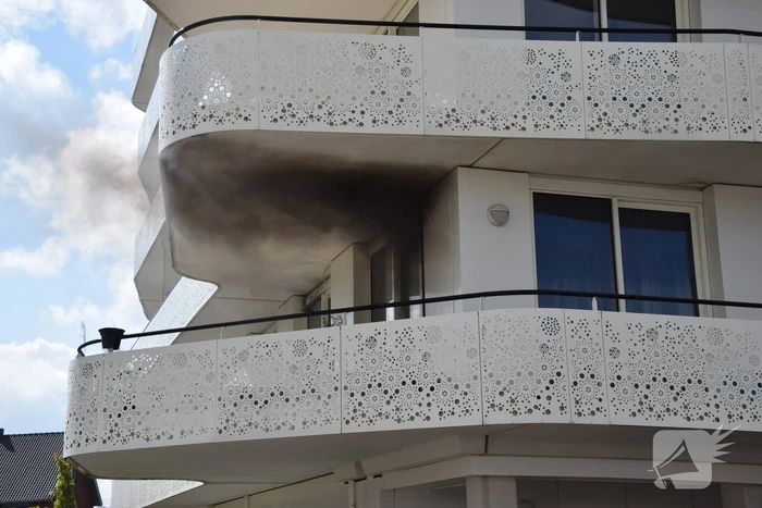 Zwarte rook trekt uit flatwoning