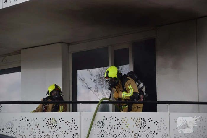 Zwarte rook trekt uit flatwoning