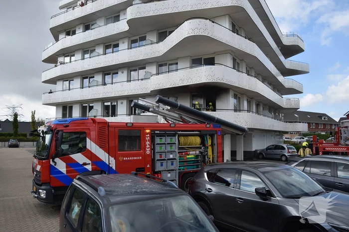 Zwarte rook trekt uit flatwoning
