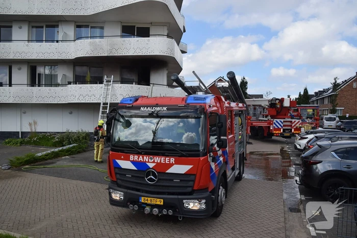 Zwarte rook trekt uit flatwoning