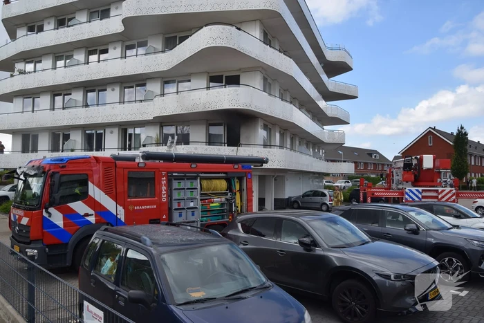 Zwarte rook trekt uit flatwoning