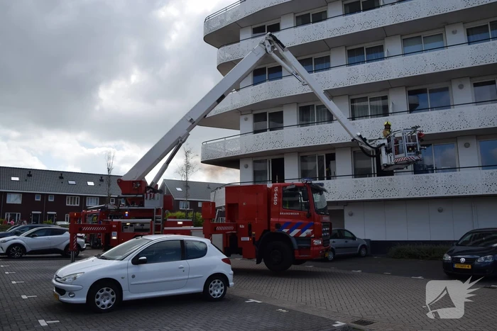 Zwarte rook trekt uit flatwoning