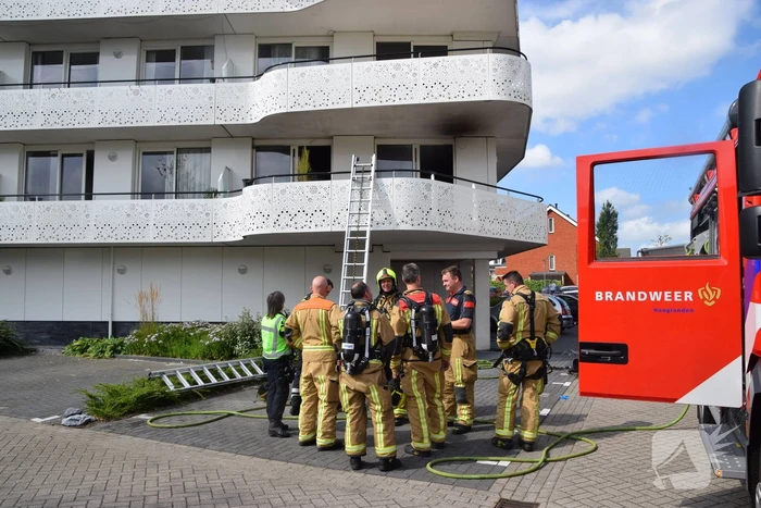 Zwarte rook trekt uit flatwoning