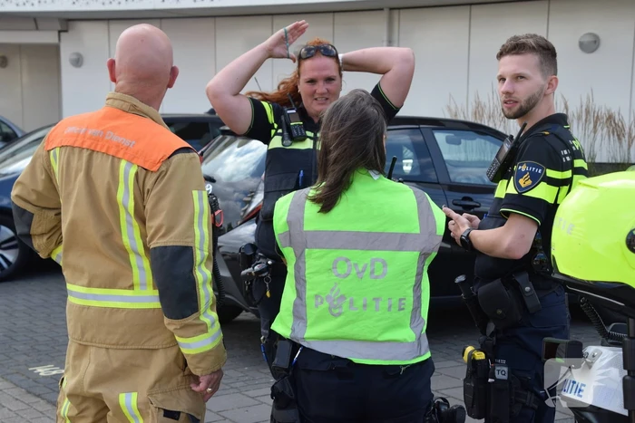 Zwarte rook trekt uit flatwoning
